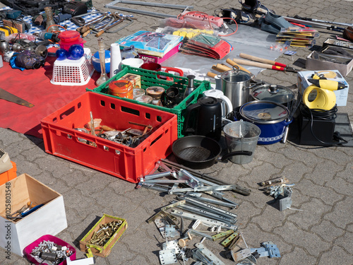 Flohmarkt - Krimskrams - Stand mit Werkzeug und Haushaltsgeräten auf einem Parkplatz