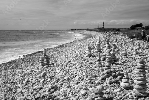 empilements de galets en équilibre sur une plage de l'île d'Oléron en France