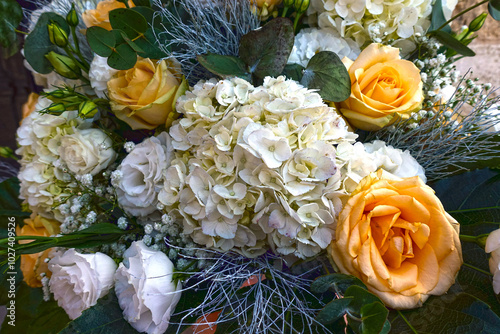 Bouquet da sposa di rose e ortensie in primo piano 2494