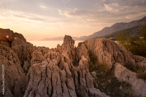 Skaliste wybrzeże w miejscowości Makarska w Chorwacji. Złota godzina