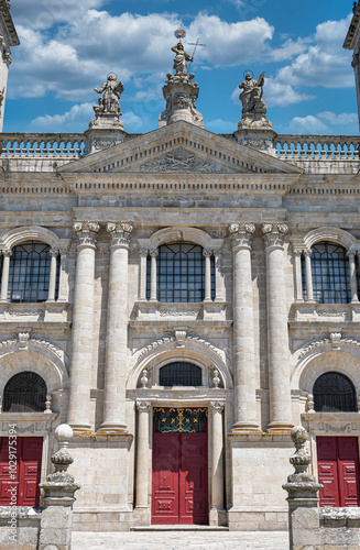 Fachada principal catedral de Lugo, estilo neoclásico del siglo XVIII, España. Con cielo editado