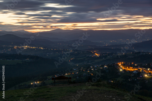 nocny widok na miasteczko