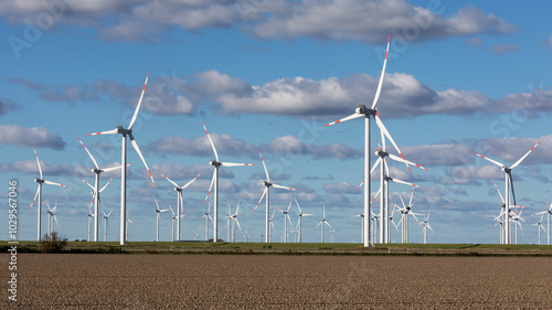 Windpark mit vielen Windrädern bei Struckum in Nordfriesland Schleswig-Holstein, Deutschland.