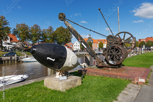 Eine historische Fahrwassertonne um 1905 und ein englischer Handkran von 1834 am Hafen von Tönning in Schleswig-Holstein