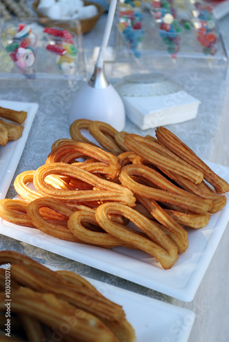 churros de recién fritos en una bandeja