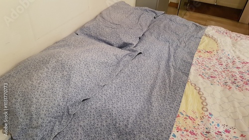 letto matrimoniale in una casa anni 80 con due cuscini