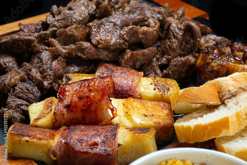 Porção de file com linguiça e queijo coalho servido com pão fatiado