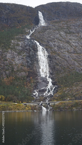 Langfoss Wasserfall im Akrafjord Norwegen