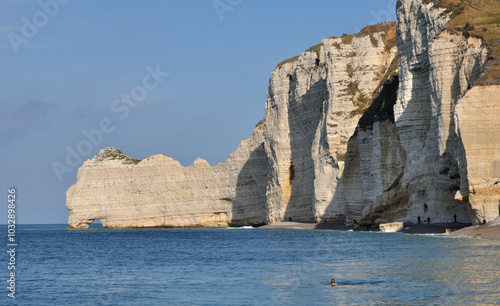 Jolie vue sur les falaises d'Etretat en Normandie