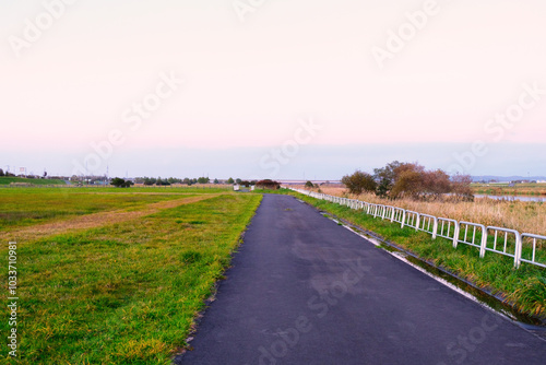 夕方の河川敷横の散歩道 1 北海道釧路市