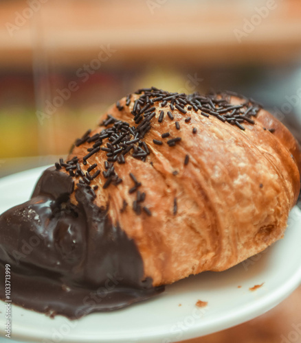 Croissant de mantequilla y chocolate, típico de la repostería francesa 