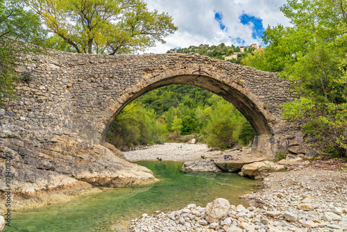 Alte romanische Brücke über den Fluss Toulourenc bei Brantes, Département Vaucluse, Region Provence-Alpes-Côte d’Azur, Parc naturel régional du Mont-Ventoux, Frankreich