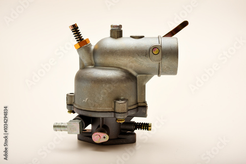 Carburetor for an internal combustion engine. Fuel mixture distribution system.