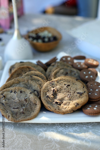 bandeja de cookies de chocolate con galletitas rellenas