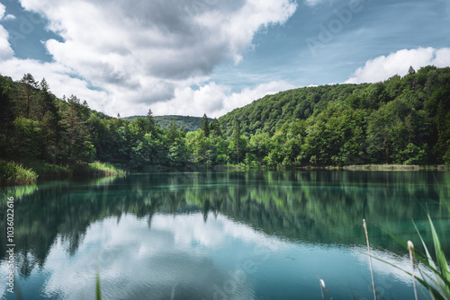 Panorama im Plitvicer Seen Nationalpark, ein bekanntes Ausflugziel und wunderschöne Sehenswürdigkeit in Kroatien