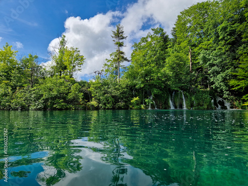 Die Plitvicer Seen Nationalpark, ein bekanntes Ausflugziel und wunderschöne Sehenswürdigkeit in Kroatien