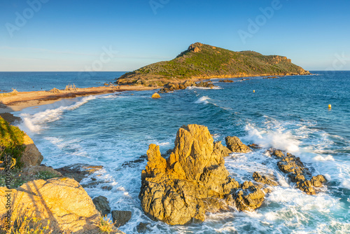 Le soleil se couche sur le Cap Taillat au sud de la France