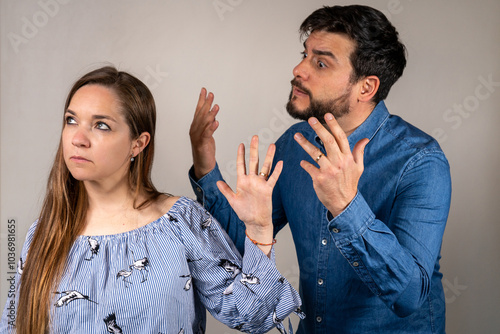 Pareja teniendo una disputa. Concepto de divorcio y separación