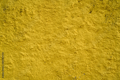 Pared rústica pintada de amarillo en exterior