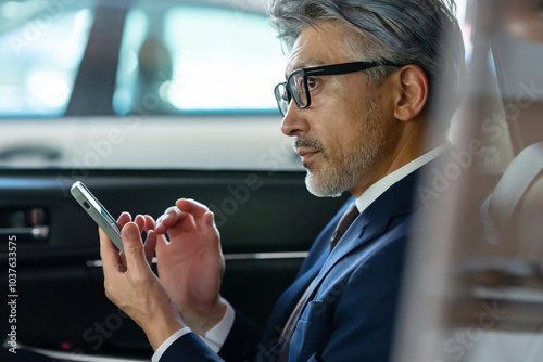 ビジネス・男性・車・スマートフォン