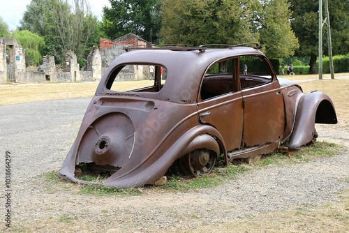 Carcasse calcinée d'une voiture incendiée par les nazis, village d'Oradour sur Glane, département de la Haute Vienne, France