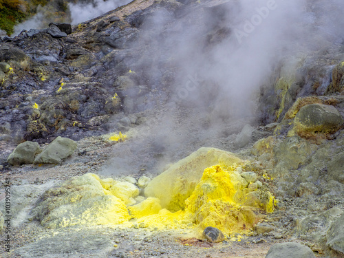 玉川温泉で噴気孔から火山ガスが噴出している様子（秋田県仙北市）