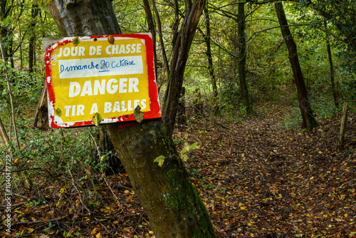 Panneau "Jour de Chasse, Tir à balles", accroché à l'entrée d'un chemin de forêt. Panneau réglementaire de la fédération des chasseurs