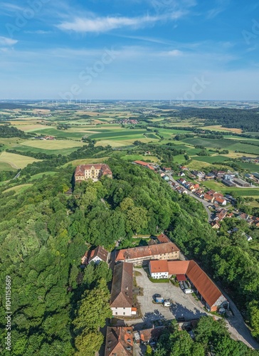 Die mittelfränkische Stadt Schillingsfürst im Naturpark Frankenhöhe im Luftbild