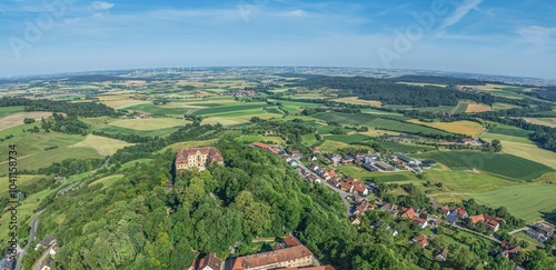 Die mittelfränkische Stadt Schillingsfürst im Naturpark Frankenhöhe im Luftbild