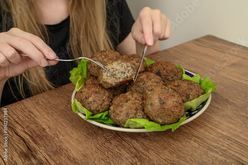 Jeść falafel z kaszy gryczanej, talerz pełny mięsnych pulpetów 