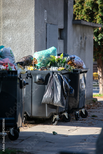 Śmietnik na cmentarzu, wszystkich świętych, kosz