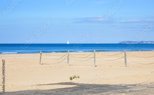 Vue sur la mer et la plage de Deauville par temps ensoleillé, avec tons vifs