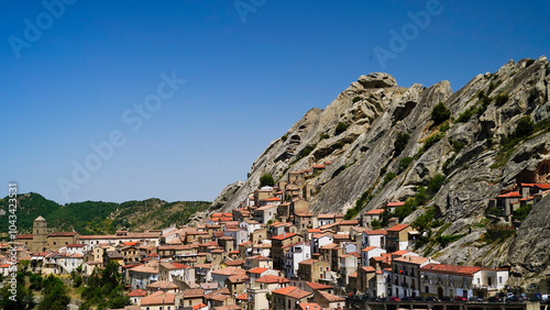 Pietrapertosa, il borgo antico, il castello e il caratteristico panorama delle Dolomiti Lucane, Potenza, Basilicata