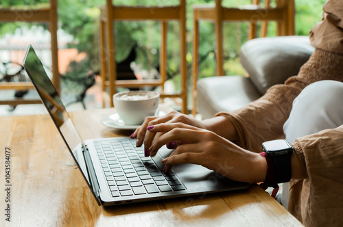 Ordenador portátil, manos o mujer tecleando búsqueda digital en la página principal del sitio web, Internet o web para investigación desde el trabajo en casa