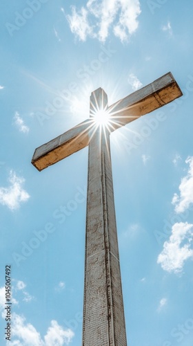 Sonnenbeschienenes christliches Kreuz vor blauem Himmel für inspirierende Medien und religiöse Veranstaltungen