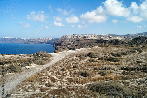 Panorama isola di santorini con cielo azzurro e nuvole bianche con vista in lontananza città di fira