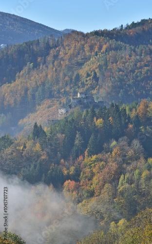 Burgruine Klamm Nähe Semmering im Herbst, vertikal