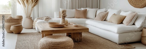 Salon rustique avec un grand canapé blanc, une table basse en bois et un pouf tissé dans un style de décoration intérieure moderne.