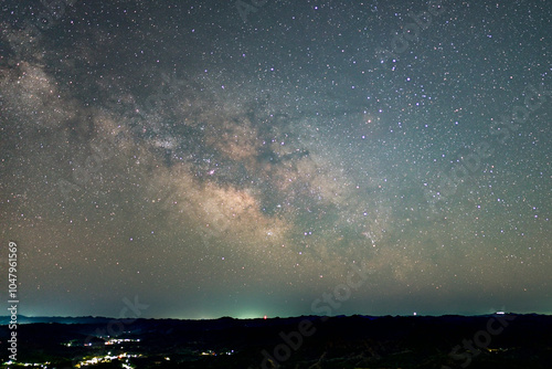 鹿野山九十九谷の夜明けの天の川，千葉県