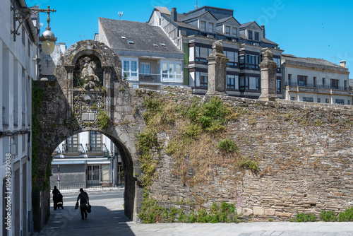 Puerta de Santiago 1759 en la muralla romana siglo III de la ciudad de Lugo, España