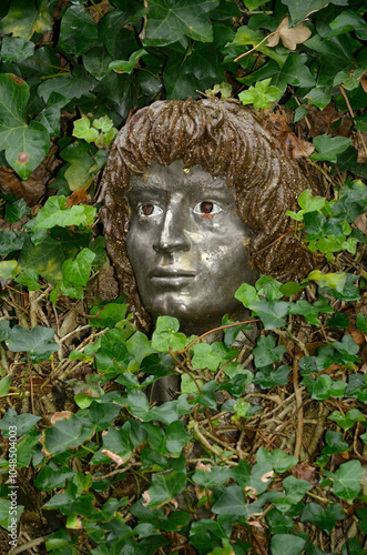 statue en métal, lierre, hedera helix, jardin du décorateur Thierry Bosquet, Uccle, Bruxelles, Belgique