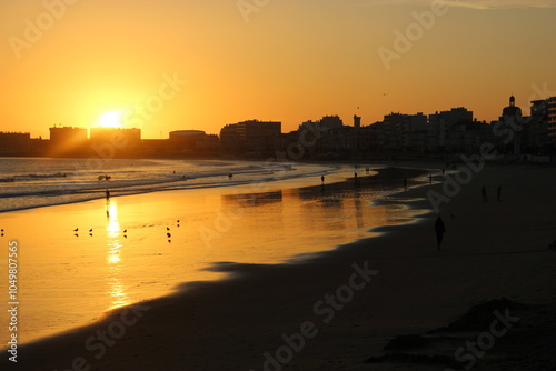 Les Sables-d'Olonne (Vendée) : grande plage et ville à contrejour pendant le coucher de soleil