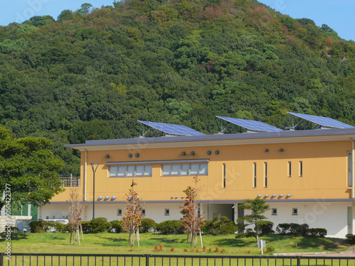 屋上に設置された太陽光パネル