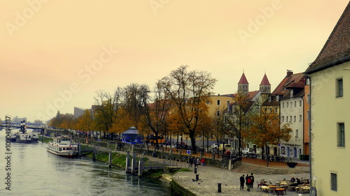 Blick von der steineren Brücke auf die Stadt Regensburg und die Donau mit Ausflugsschiffen