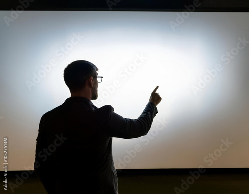 Un homme montre du doigt un écran géant blanc - mockup template utile