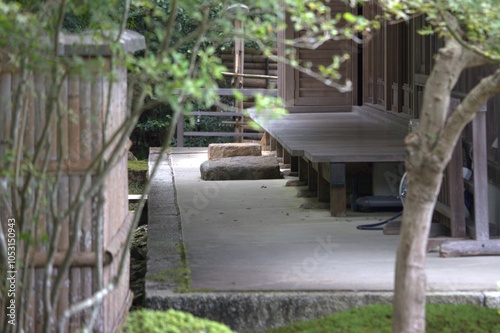 神社の縁側