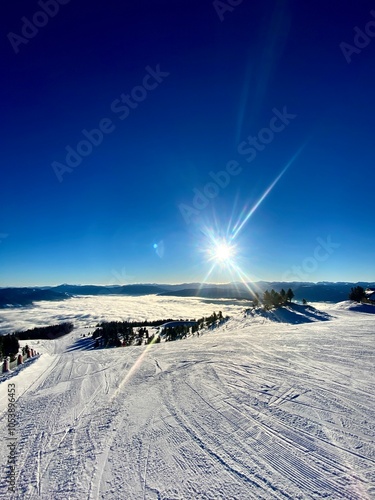 Sonne scheint auf Skipiste, Österreich