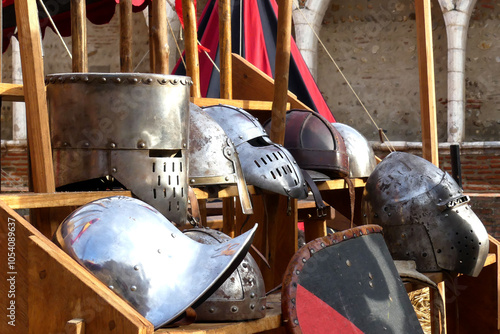 accumulation de casques médiévaux sur une étagère