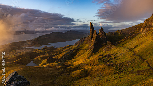 epische Landschaft am Old man of Storr zu Sonnenaufgang, seitlich zieht nebel ins Bild