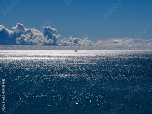 Velero navegando en las aguas de Benalmádena, España